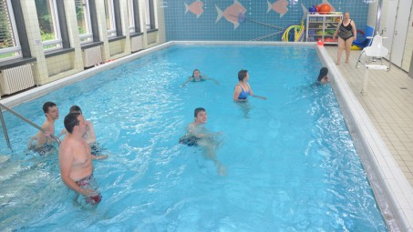 Schülerinnen und Schüler im Schwimmbad