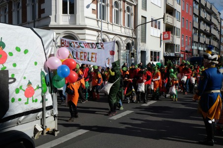 Die Viktor-Frankl Schule läuft beim Kinderkarnvals-Umzug durch die Aachener Straßen