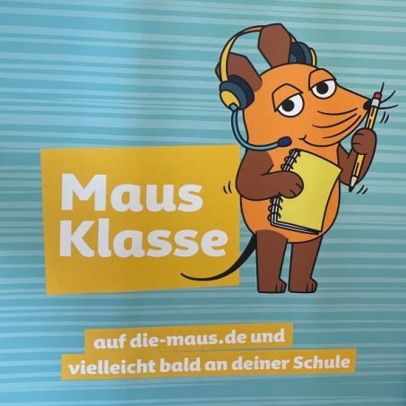 Das Plakat des WDR zum Mausklassen-Projekt. Die Maus steht neben dem Schriftzug "Mausklasse".