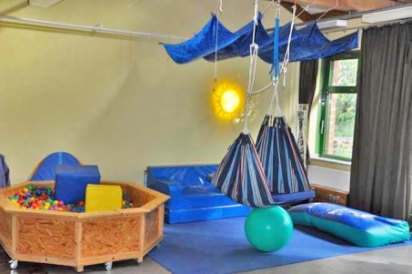 Der Aktivitätenraum mit Bällebad, Schaukel, Sofa, Sitzball und Lagerungskissen